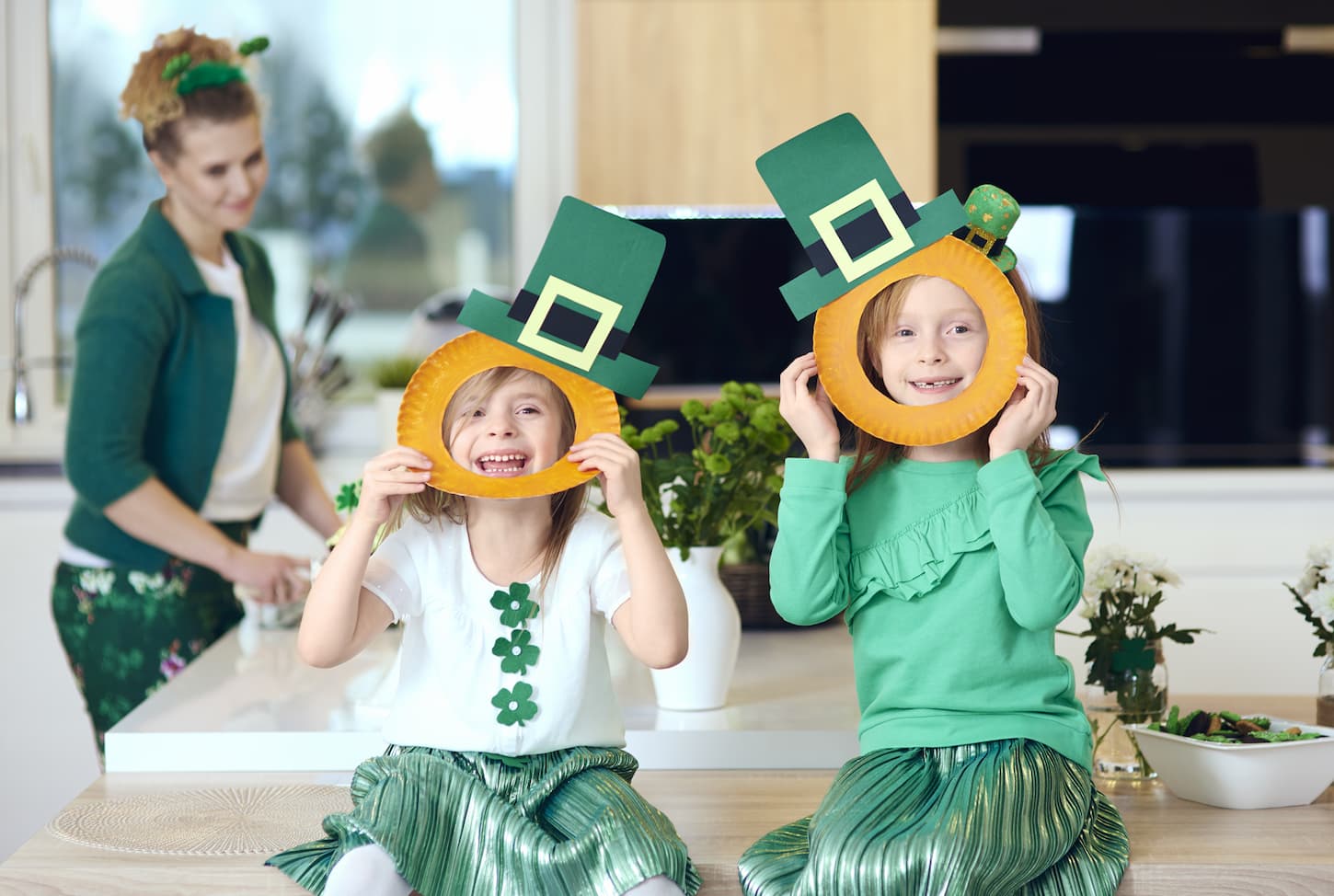 An image of two children dressed as Irish.